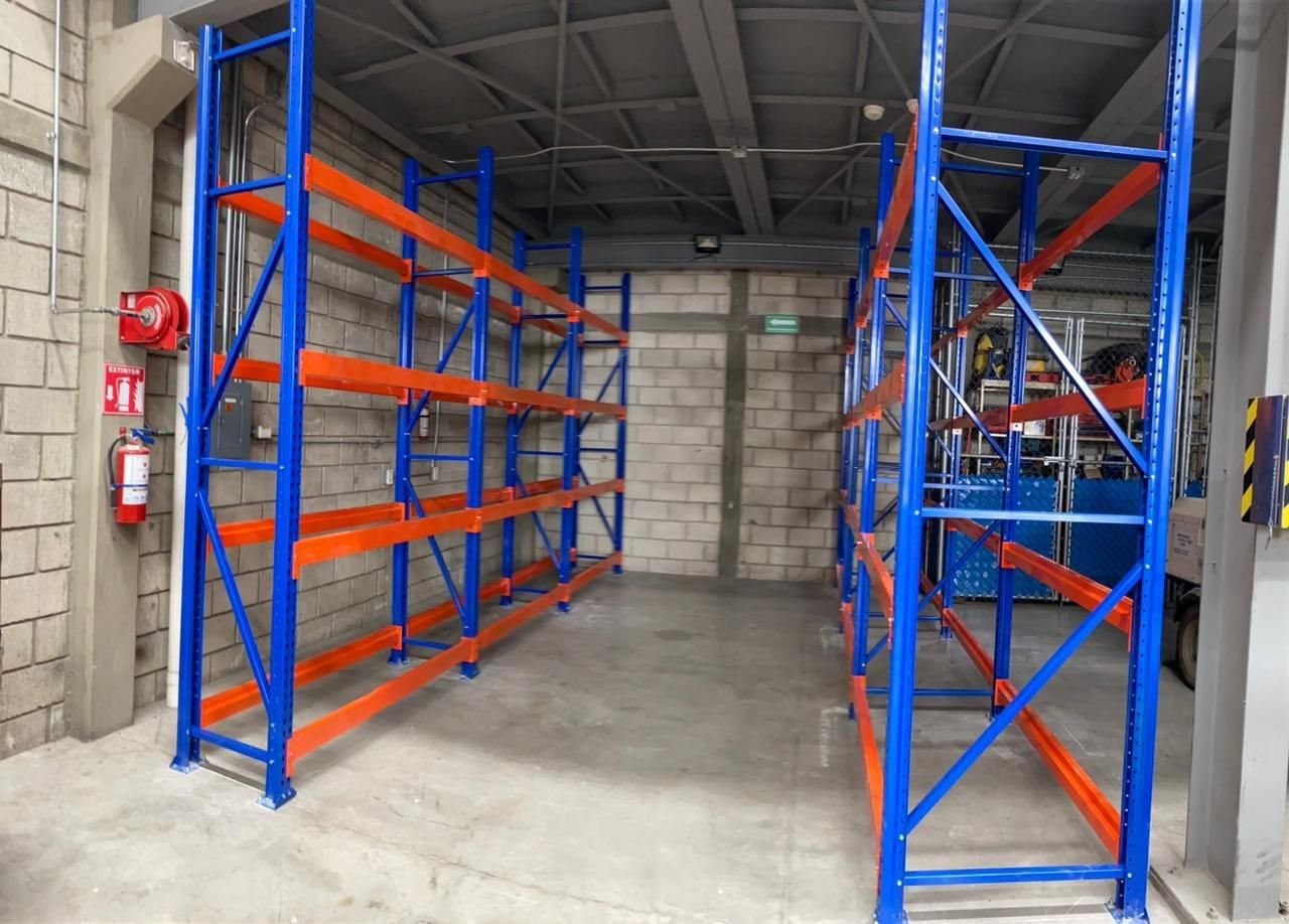 Estructura metálica y racks en almacén